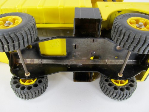 Vintage Early 1965 Tonka Toys - Mighty Tonka Dump Truck / Solid Rubber Tires - Picture 17 of 18