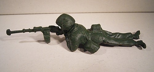 04 121 PGH Effelder DDR Soldat liegend mit MG aus NVA Taktikkoffer grün (15) - Bild 2 von 3