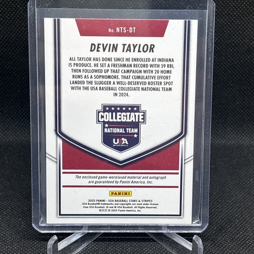 DEVIN TAYLOR 2025 Panini Estrellas y Rayas EE. UU. Béisbol AUTO Reliquia #'d/199 1ª Rd - Imagen 3 de 3