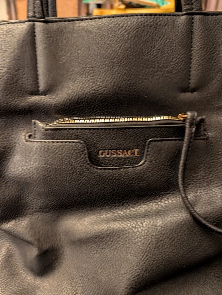 Bolso de Mano Gussaci Cuero Vegano Negro, Acentos Dorados Mediano/Grande Foto 2 de 4