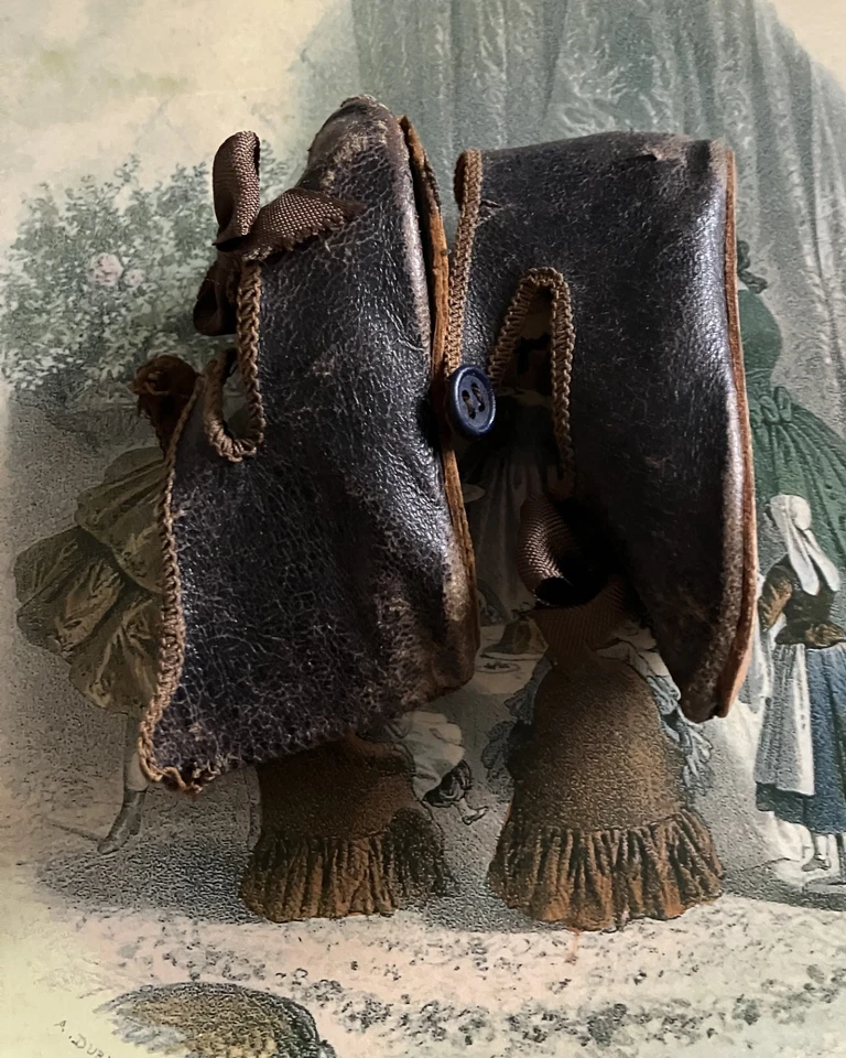 CHAUSSURE POUPÉE ANCIENNE JUMEAU à L' ABEILLE  Une semelle n'est pas d'origine - Photo 2/4