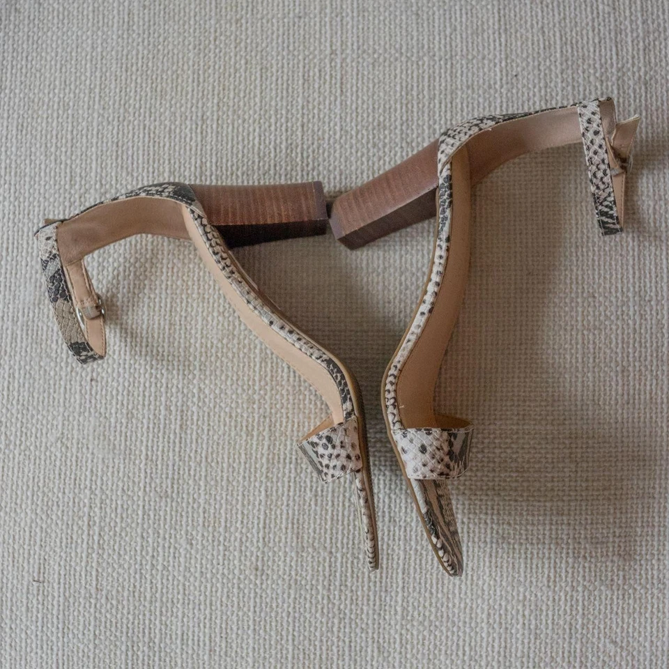 Sandalia gruesa Preppy The Limited piel de boa de serpiente punta abierta tacones Foto 3 de 4