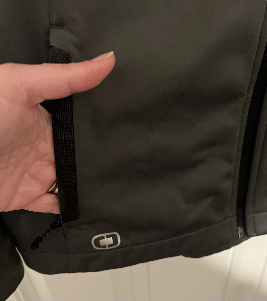 Chaqueta OGIO NYU Athletics Damas Ligera Cremallera Completa Bordada Talla Grande Foto 4 de 4