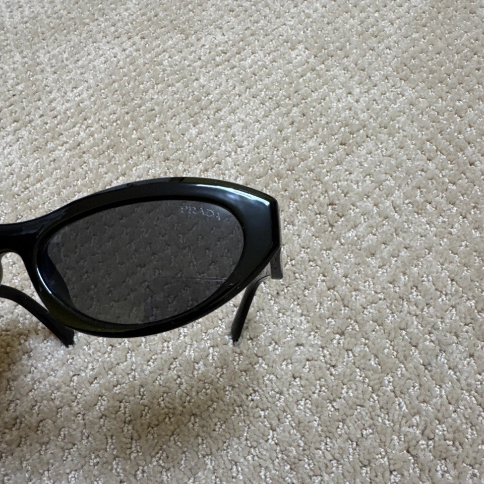 Gafas de sol Prada PR 26ZS 52-19-142 negras con caja roja - caja abierta Foto 4 de 4