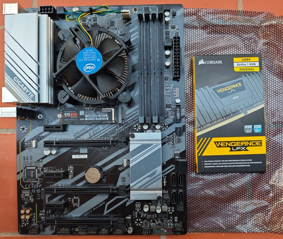 Z390 Board + Intel CPU + RAM + SSD Combo - Immagine 2 di 3