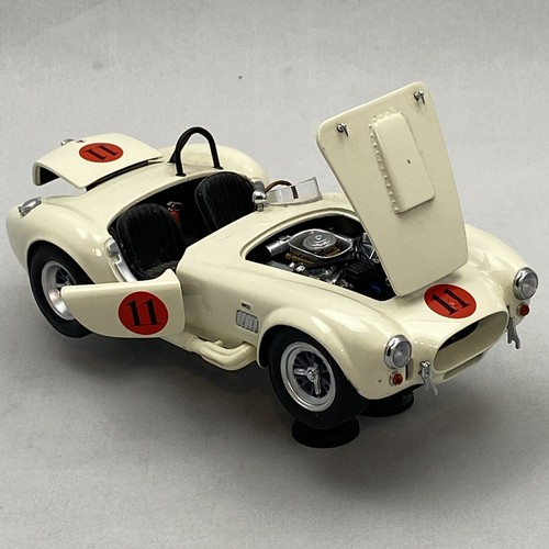 Vintage 1998 NAPA Classics 1965 SHELBY COBRA 427 S/C CSX3012 1:24 Diecast Car - Picture 2 of 20