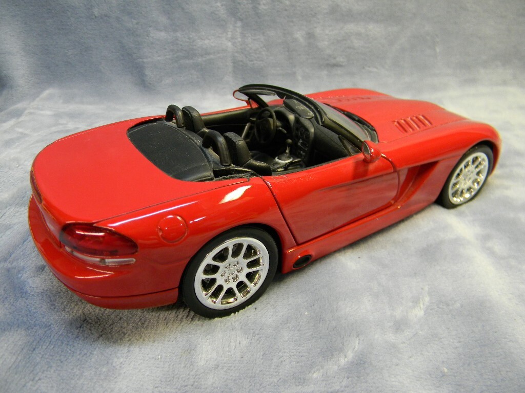 Ｓ★商品Ｎｏ.３４６７★ＥＲＴＬ☆Ｄｏｄｇｅ・Ｖｉｐｅｒ☆ＳＲＴ―１０★２００１ 1/18 SCALE 2001 DODGE VIPER SRT-10 ROADSTER ERTL RED DIECAST