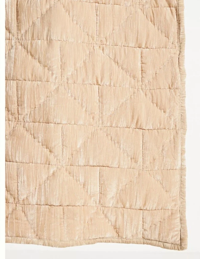 Anthropologie 毛绒压花天鹅绒被子纹理浅沙大号全新 — 第 4/4 张图片