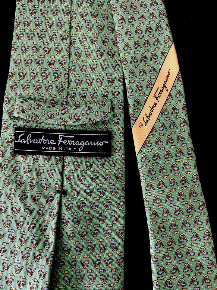 Corbata Salvatore Ferragamo Cuello Verde Lima Pez/Gancho Estampado Seda 3.5” x 57”. Foto 4 de 4