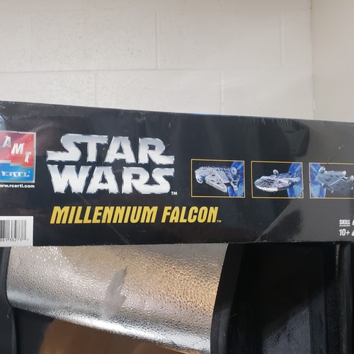 Star Wars Millenium Falcon Model Kit 2005 AMT ErtL - NEW IN BOX - Picture 4 of 5