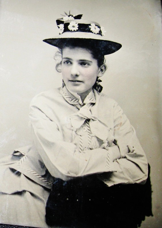 TINTYPE PHOTO EXCEPTIONALLY BEAUTIFUL YOUNG WOMAN LOVELY DRESS & DAISY TRIM HAT