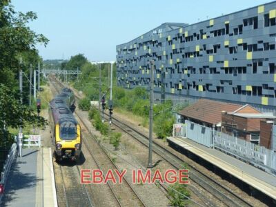 FOTO VERLÄSST WAKEFIELD WESTGATE BAHNHOF EIN LANGLAUFZUGDIENST NACH EDIN