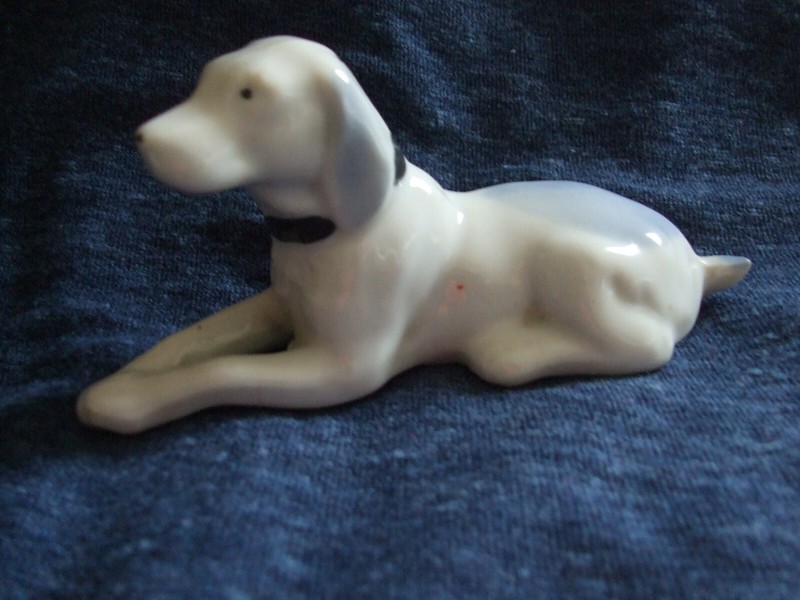 Vintage 5" porcelain Labrador dog figurine laying down pre-owned