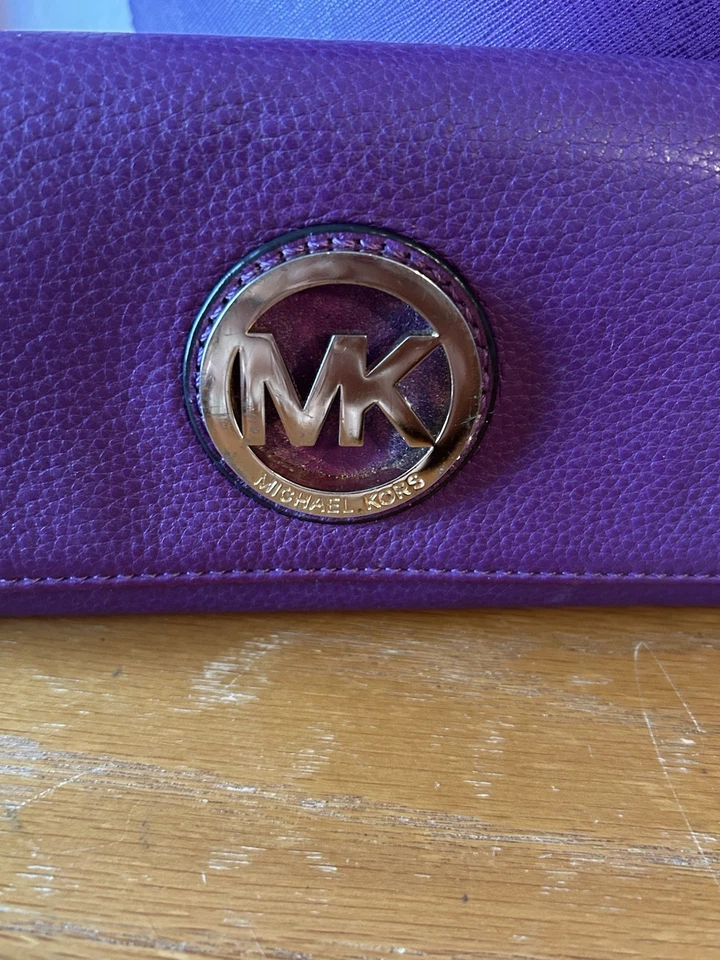 Cartera de Mano Michael Kors de Cuero Saffiano Violeta y Cartera de Cuero Guijarro Violeta ☼ Foto 2 de 4