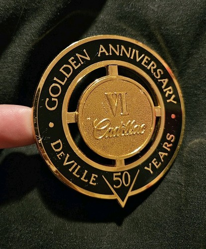 Cadillac Golden Anniversary Deville 50 Years VI Front Grill Emblem badge logo - Foto 3 di 9