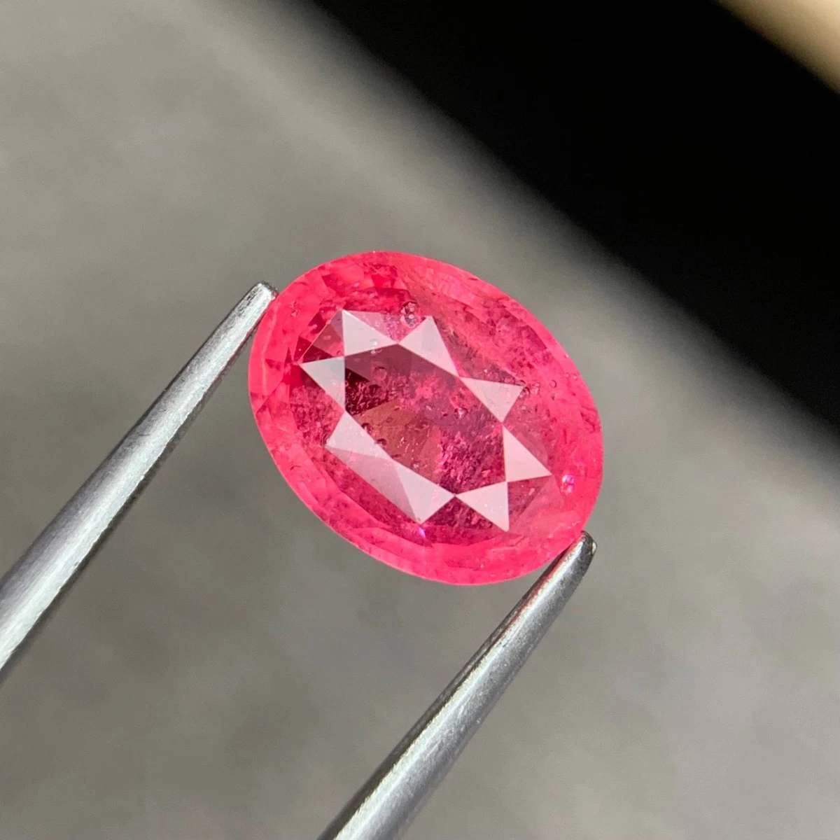 Espinela Rosa oscuro natural de 0.58 ct, Corte Óvalo, VS