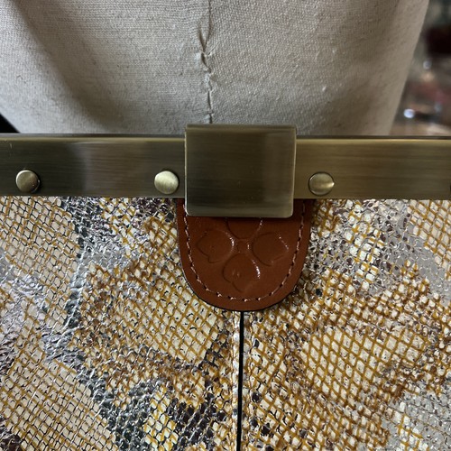 Bolso de Hombro Patricia Nash Ferrara Marco Piel de Serpiente Metálica Piel de Pitón Dorado - Imagen 4 de 23