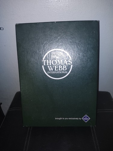 A Pair of Thomas Webb International Lead Crystal Champagne ๐พ Flutes - Picture 9 of 9