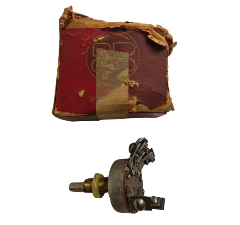 Выключатель лампы в сборе модель 1934 Plymouth Deluxe PE 619986 новый из старых запасов. - Изображение 2 из 4