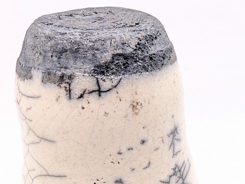 Vaso Raku bianco crepitante arte ceramica svasato ondulato collo irregolare firmato Muri ? 84 - Foto 11 di 22