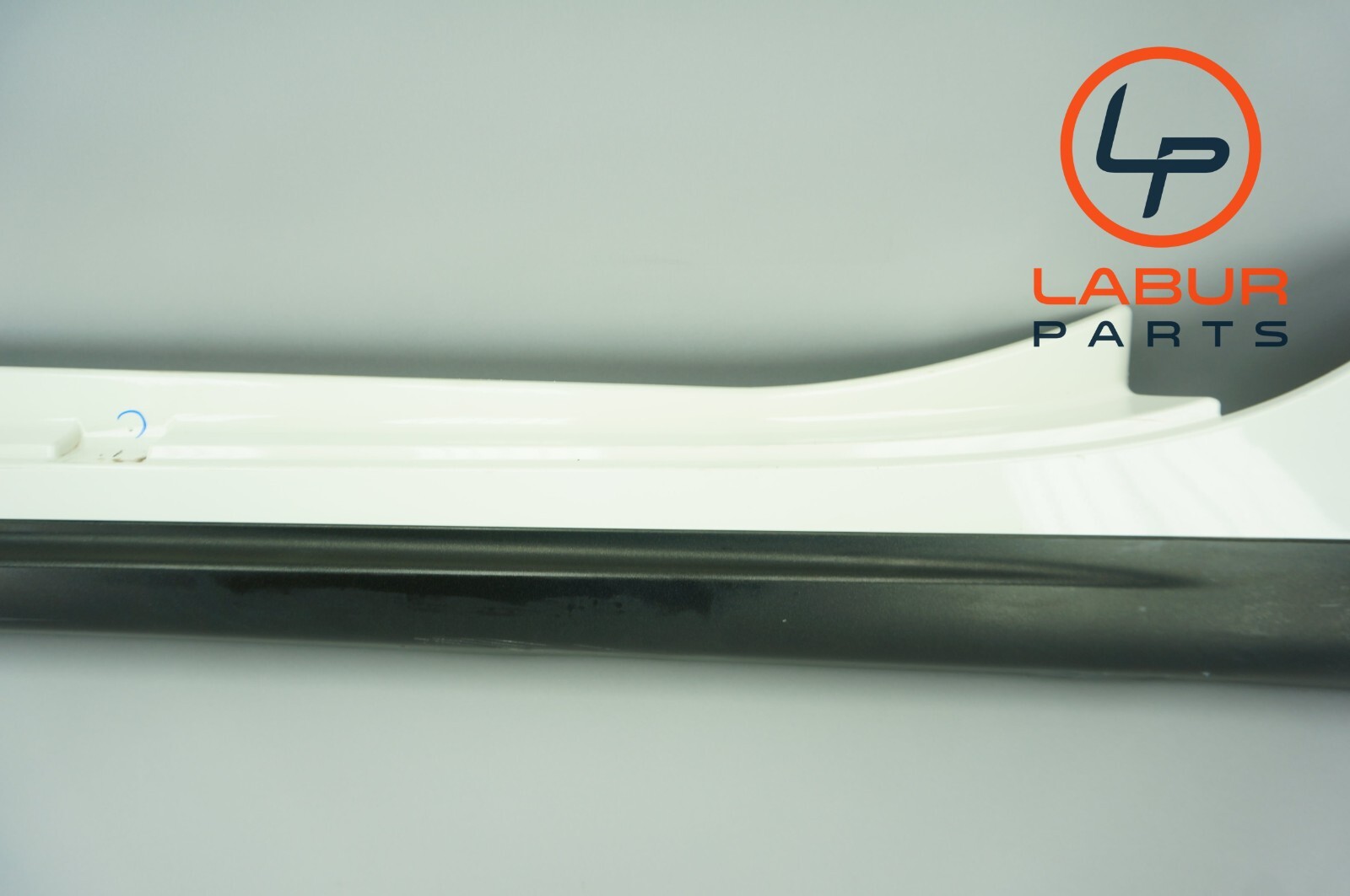 M157 14-17 Maserati Ghibli Left Driver Side Skirt Rocker Panel White SS303