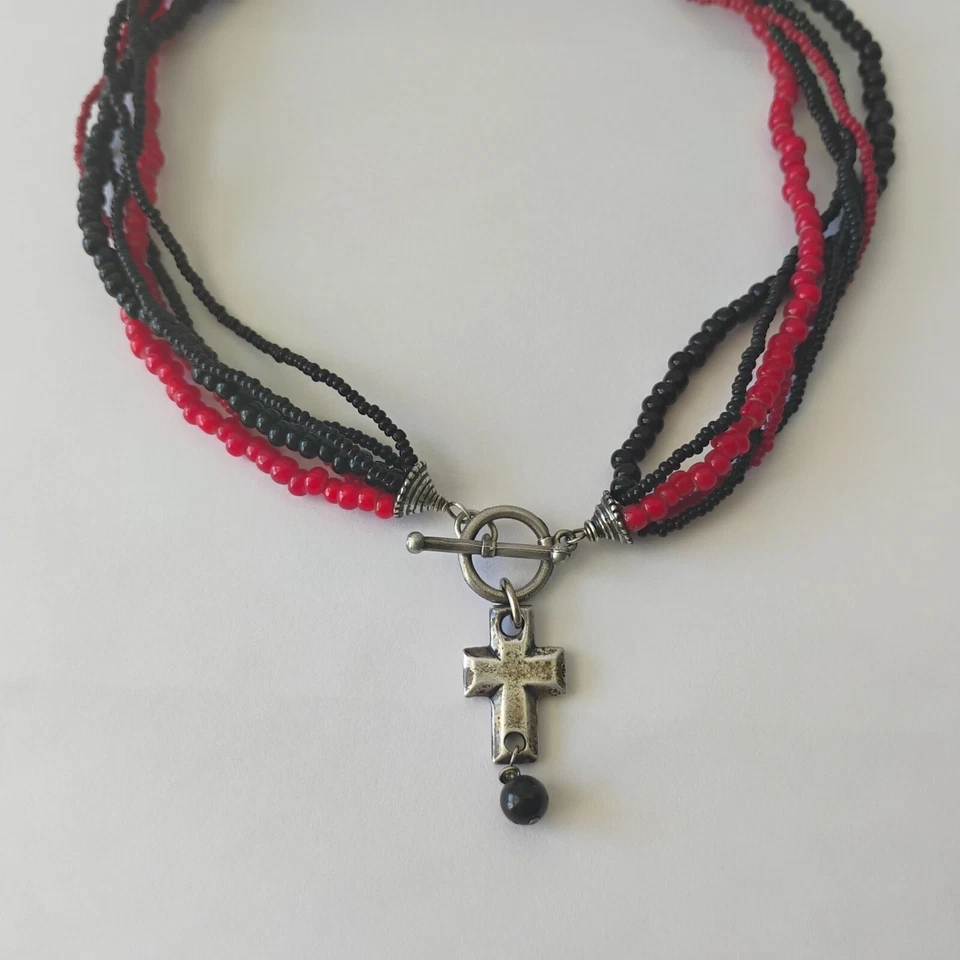 Collar con dije de cruz de palanca enchapado en plata de múltiples hebras cuentas de vidrio negro y rojo Foto 3 de 4