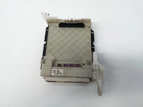 8273002P80 Caja Reles/Fusibles para TOYOTA COROLLA (E21) Hybrid Active 2 994586 - Photo 1/10