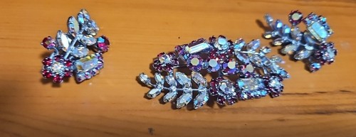 Brosche und Clip On Ohrringe Blumenmuster klar und rubinrot