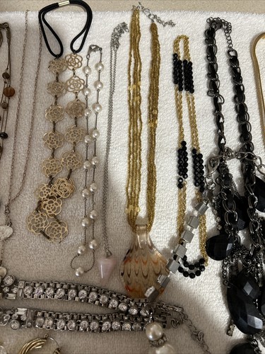 Costume Jewelry Lot Rings Necklaces Earrings Bracelets 4.2 Pounds - Picture 4 of 15
