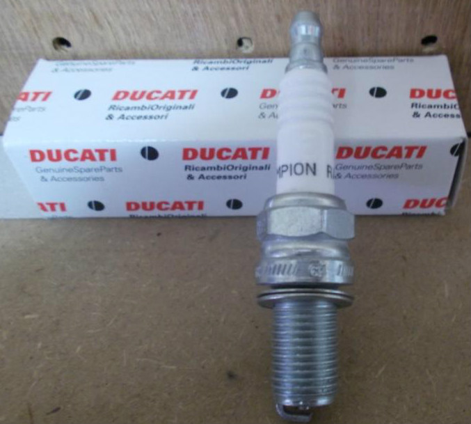 NEW GENUINE DUCATI 900 MONSTER S4 2001 MONSTER S4R 2003 SPARK PLUG