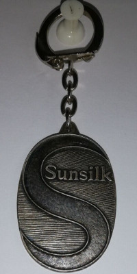 Schlüsselanhänger Metall 60/70er Jahre: SUNSILK Weichlacke