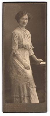 Fotografie Otto Kunert, Wanne, Bahnhofstr. 61, Portrait junge Frau im weißen Kl 