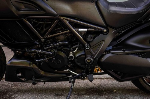 Ducati Diavel CARBON ! ULTRA LOW MILES ! STUNNING - Picture 10 of 20