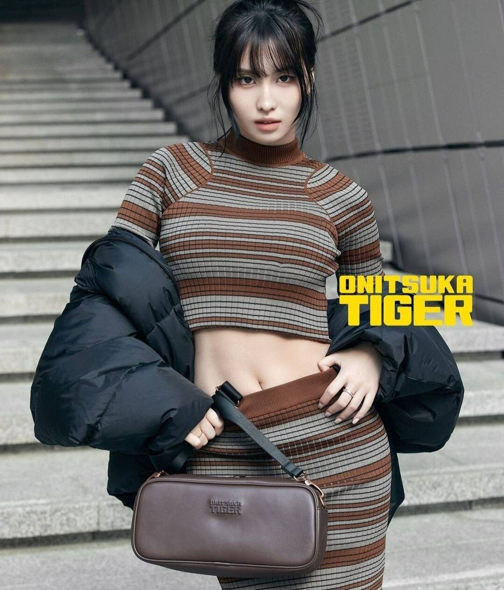 Onitsuka tiger BAG L Size Wearing by Momo from TWICE BROWN 3183B049 200 Women Onitsuka tiger BAG L Size Wearing by Momo from TWICE BROWN 3183B049 200 Women