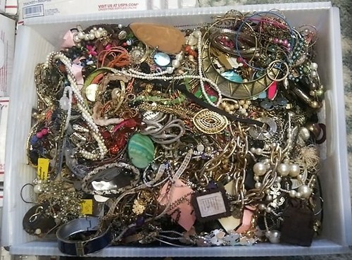 Huge Jewelry Lot 10 Lbs Pounds Vintage Now Junk Craft Harvest Rhinestone Art DIY - Picture 10 of 12
