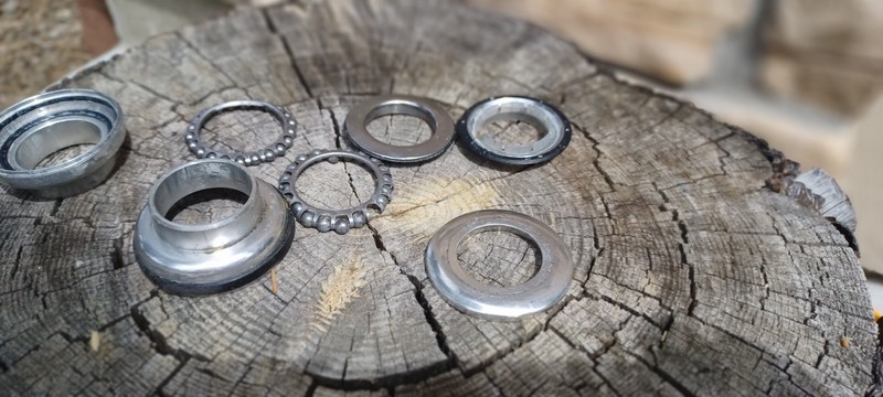 Campagnolo headset. 1 inch threadless. pitted. parts only.