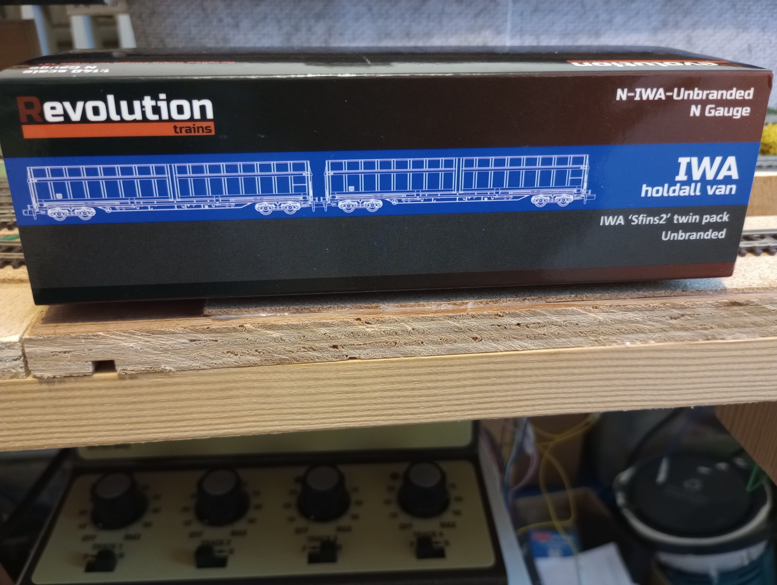 N-gauge RARE Revolution IWA Holdall Van Sfins2 UNBRANDED TWIN PACK