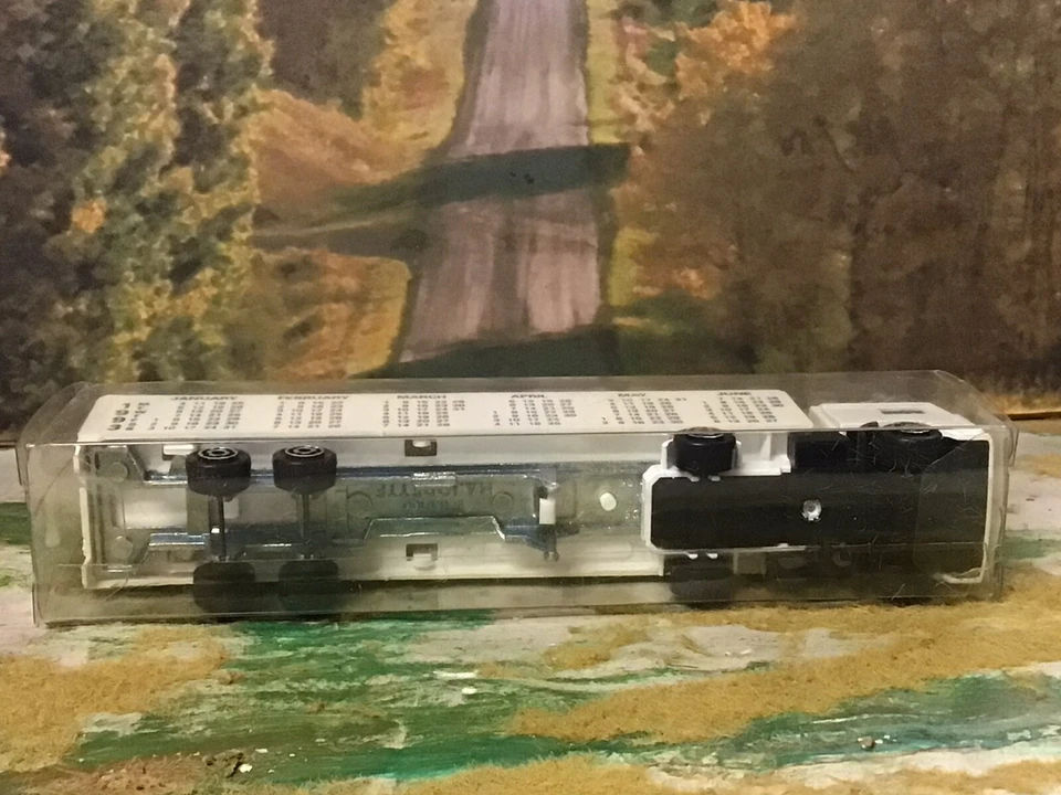 Majorette - Sutton's Removals 1993 Calendar Volvo Truck Boxed 1/100 - Image 2 of 4