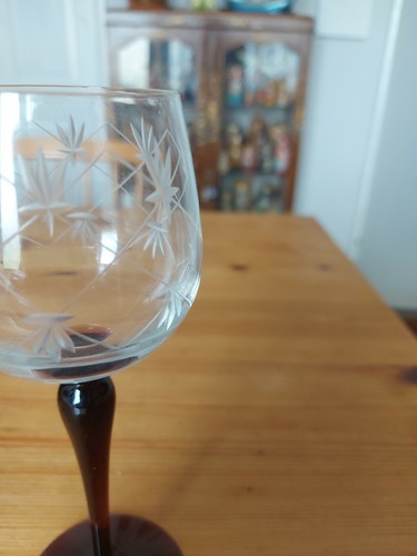 Vintage Harlequin Wine Glass - Picture 4 of 4
