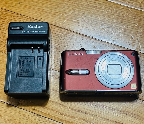 Panasonic Lumix DMC-FX07 Compact Digital Camera with charger and fresh battery