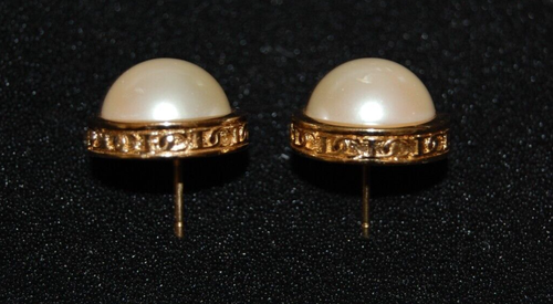 PENDIENTES ELEGANTES DE COLECCIÓN CHRISTIAN DIOR REDONDOS IMITACIÓN PERLA CABUJÓN LOGOTIPO DORADO POSTE - Imagen 9 de 14