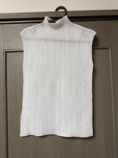 USED ISSEI MIYAKE WHITE TURTLENECK SLEEVELESS TOP ACCEPTABLE