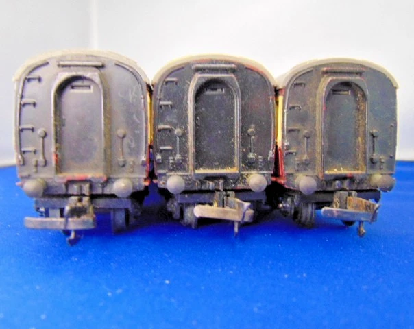 3x VINTAGE TRI-ANG COACHES R28/220 x1 R29/221 X2 BLOOD & CUSTARD UNBOXED - Image 4 of 4