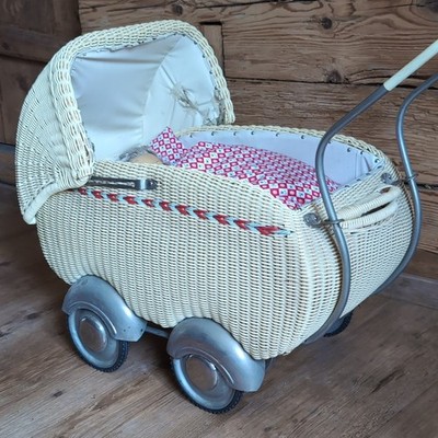 Alter Puppenwagen aus Korbgeflecht 50ger, beige, mit Bettwäsche & Puppe 50ger