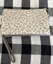 Jen & Co. Riley Vegan Crossbody Bag Purse w Shoulder Strap & Wristlet Leopard