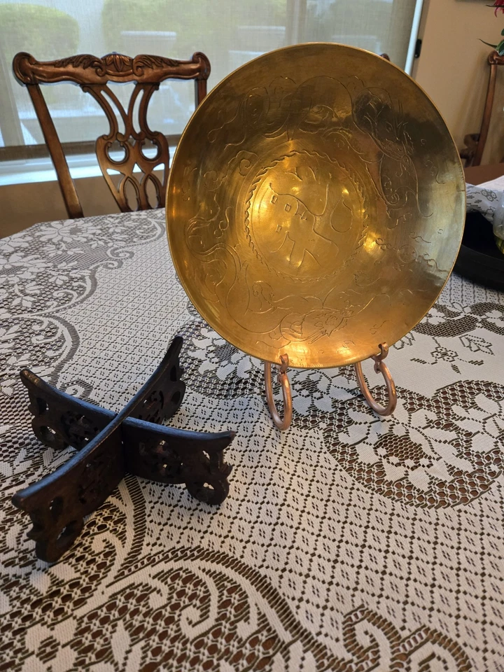 Vtg Chinese Shallow Brass Engraved Bowl & Carved Bowl Display Stand - Image 4 of 4