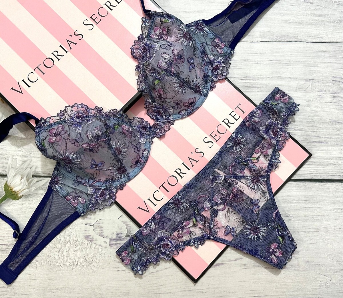 Victoria's secret スターダスト刺繍 ブラ 30A　セット Victoria's secret スターダスト刺繍 ブラ 30Aセット