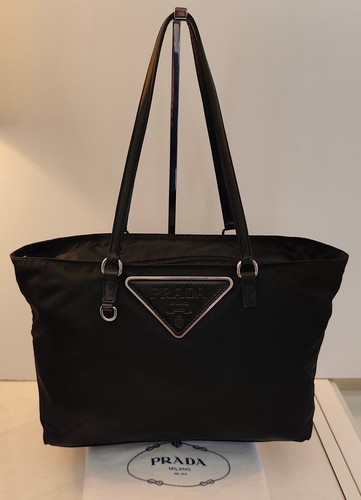 PRADA TOTE BAG RE-NYLON Nera Logo Gigante a Triangolo in Pelle - Imagen 22 de 22