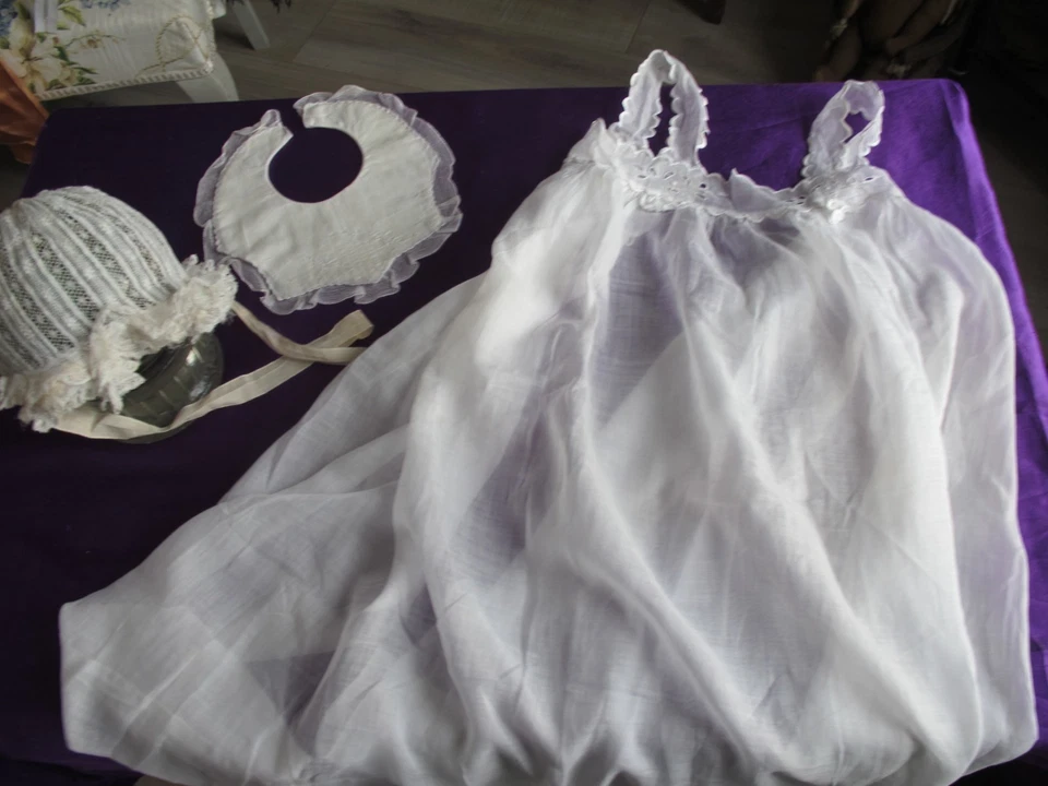 LOT/ BRODERIE FINE / BONNET ET PETITE ROBE EN LINON+ BAVOIR - Photo 2/4