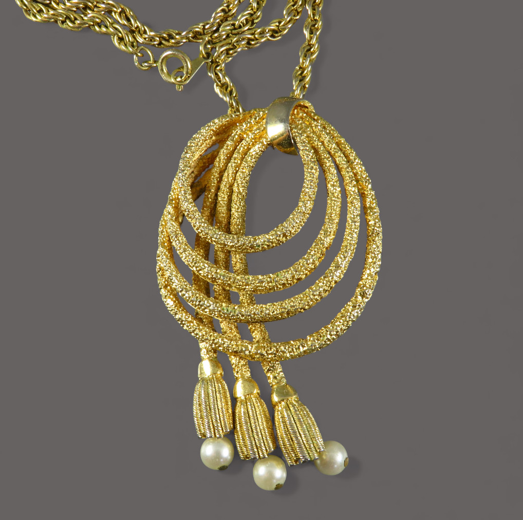 VTG Gold Tone TEXTURED ROPE PENDANT Tassel Fringe Faux Pearls CHAIN NECKLACE 24